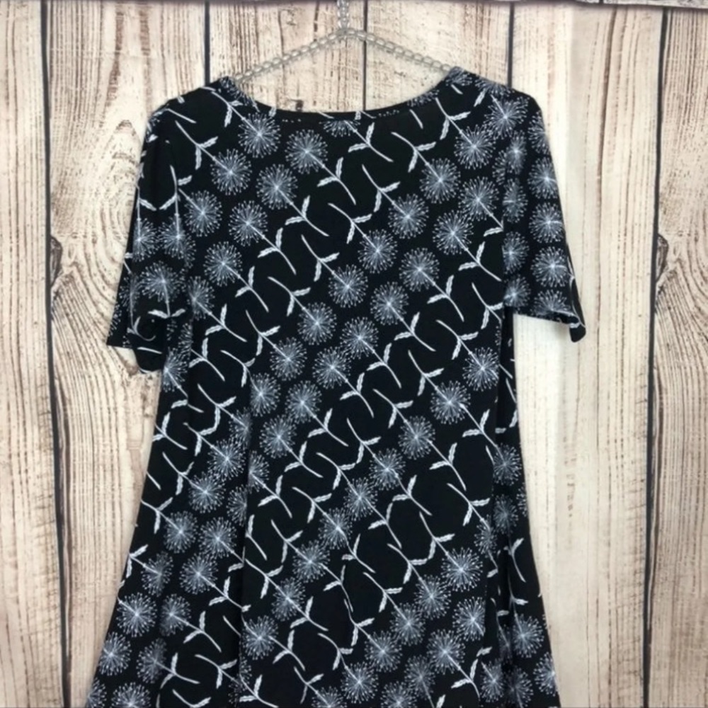 🔥5/$10🔥 LuLaRoe Black Printed Perfect T XS - Picture 5 of 7